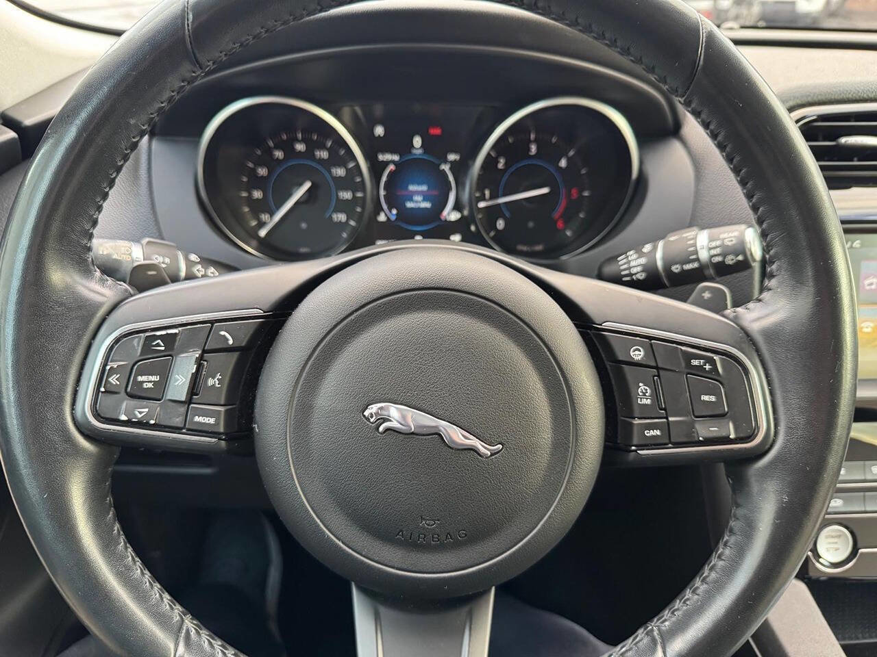 Used 2018 Jaguar F-PACE Premium image 16