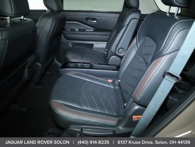 Used 2024 Nissan Pathfinder Platinum image 30