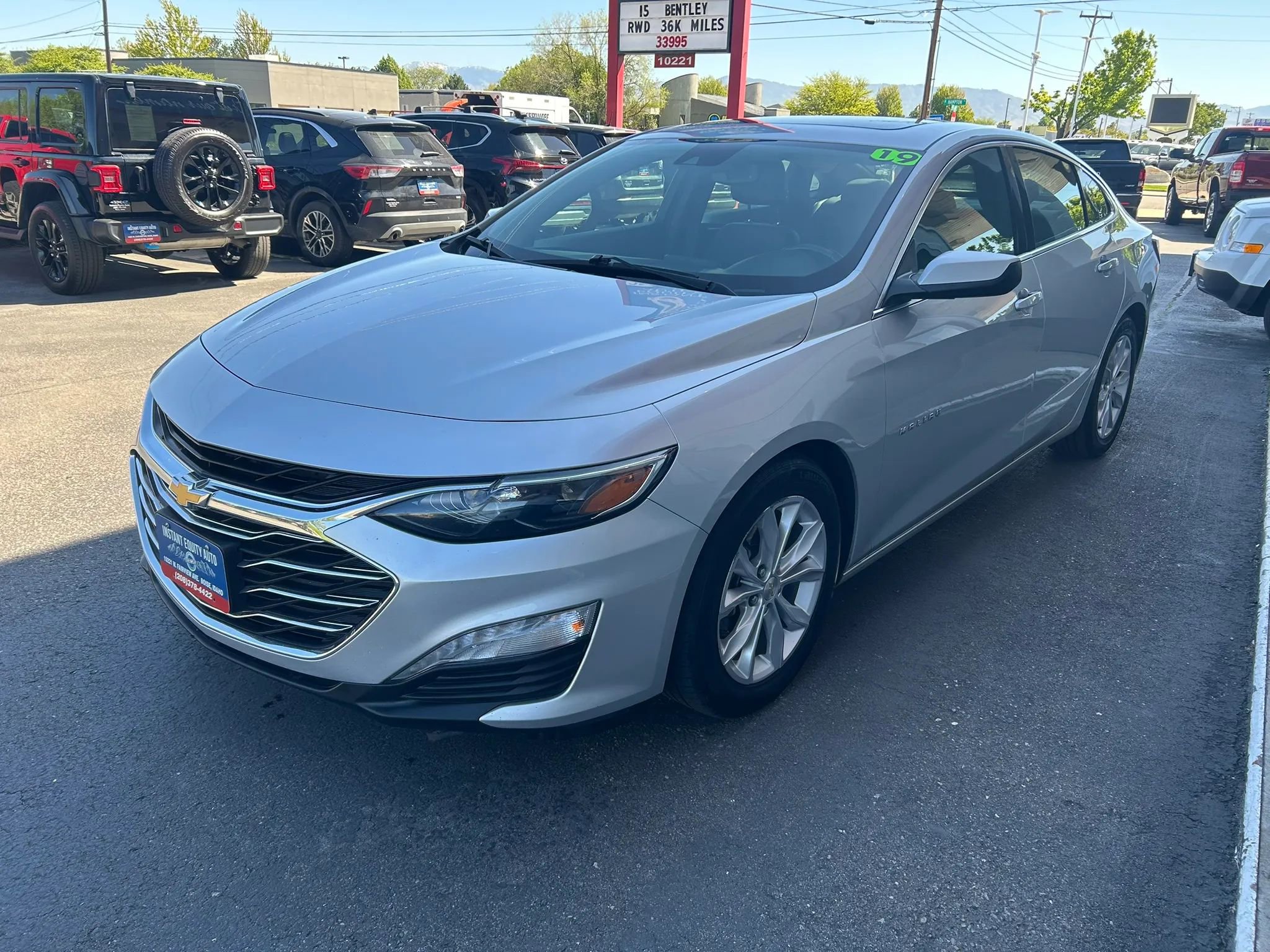 Used 2019 Chevrolet Malibu Hybrid w/ Leather Package FWD image 2