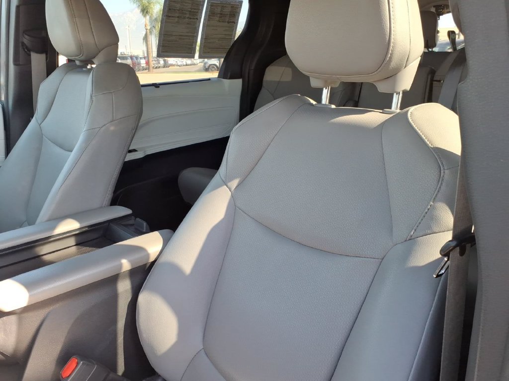 Used 2025 Toyota Sienna XLE FWD image 14