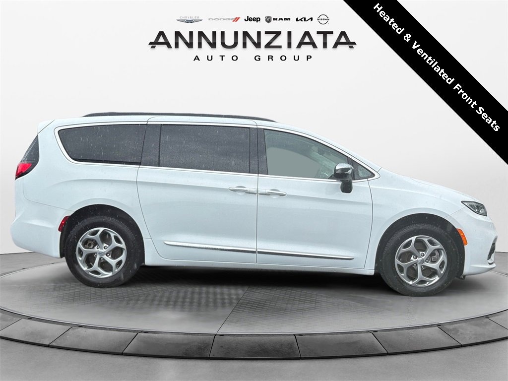 Used 2023 Chrysler Pacifica Limited w/ Trailer Tow Group image 6