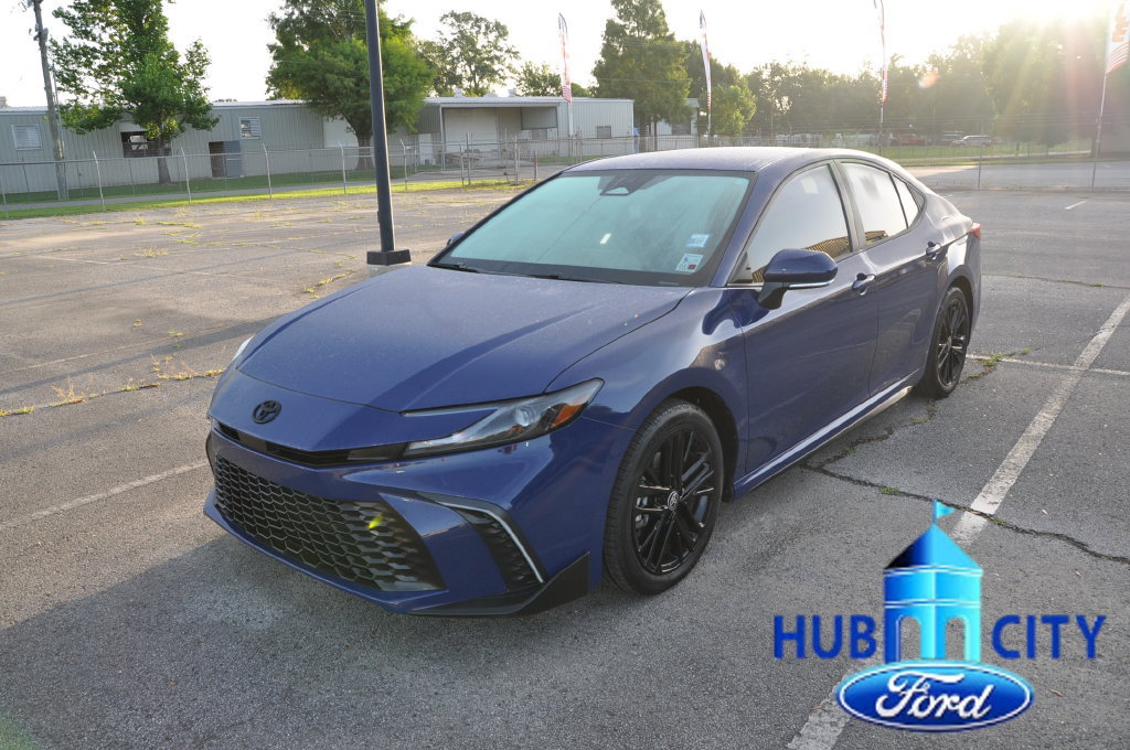 Used 2025 Toyota Camry SE w/ Multimedia Upgrade Package