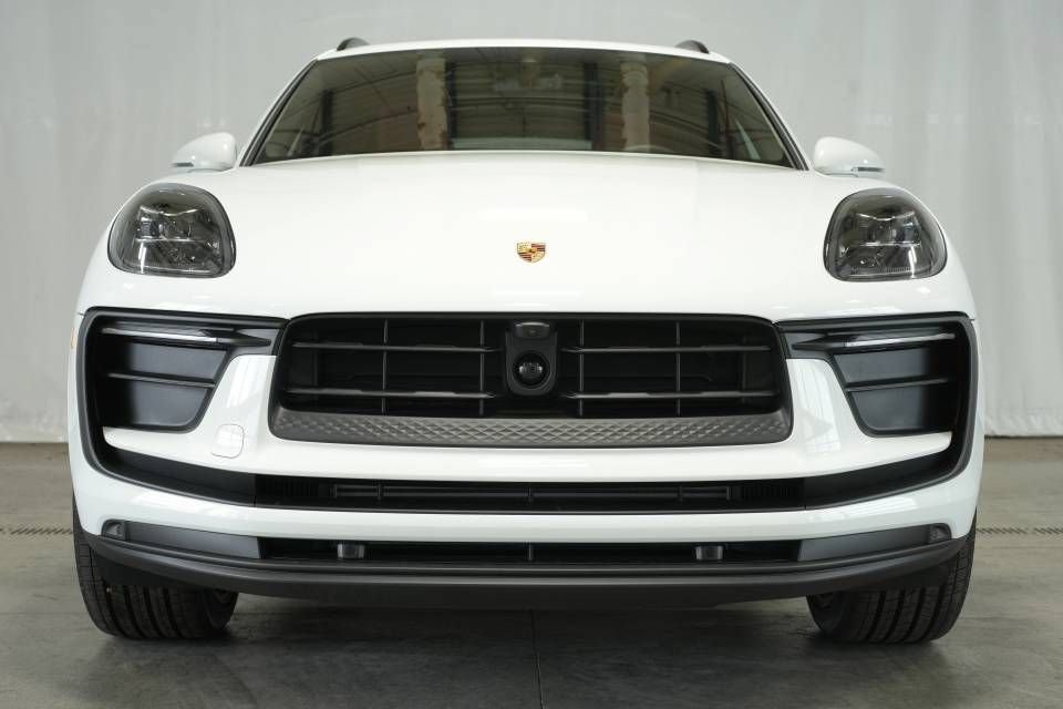 Certified 2025 Porsche Macan AWD/4WD image 11
