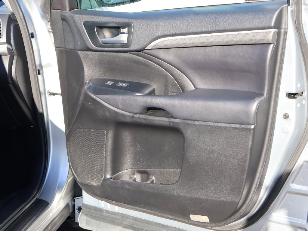 Used 2017 Toyota Highlander SE AWD/4WD image 11