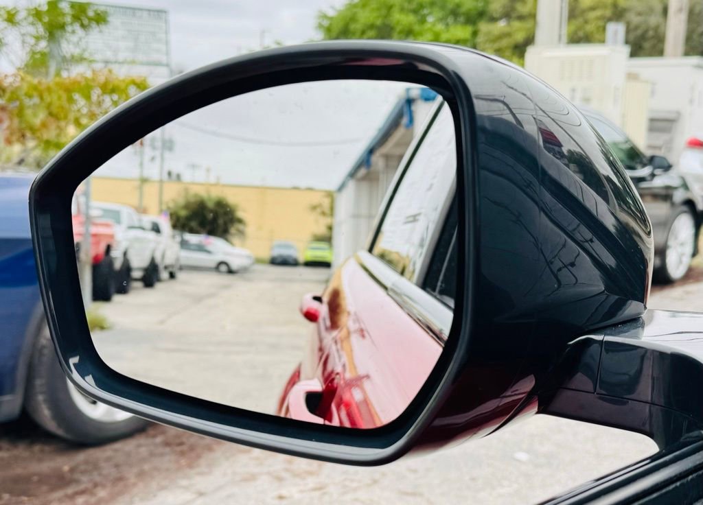 Used 2019 Land Rover Range Rover Evoque SE Premium image 18