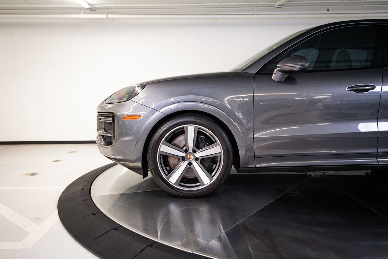 Certified 2024 Porsche Cayenne Turbo AWD/4WD image 11