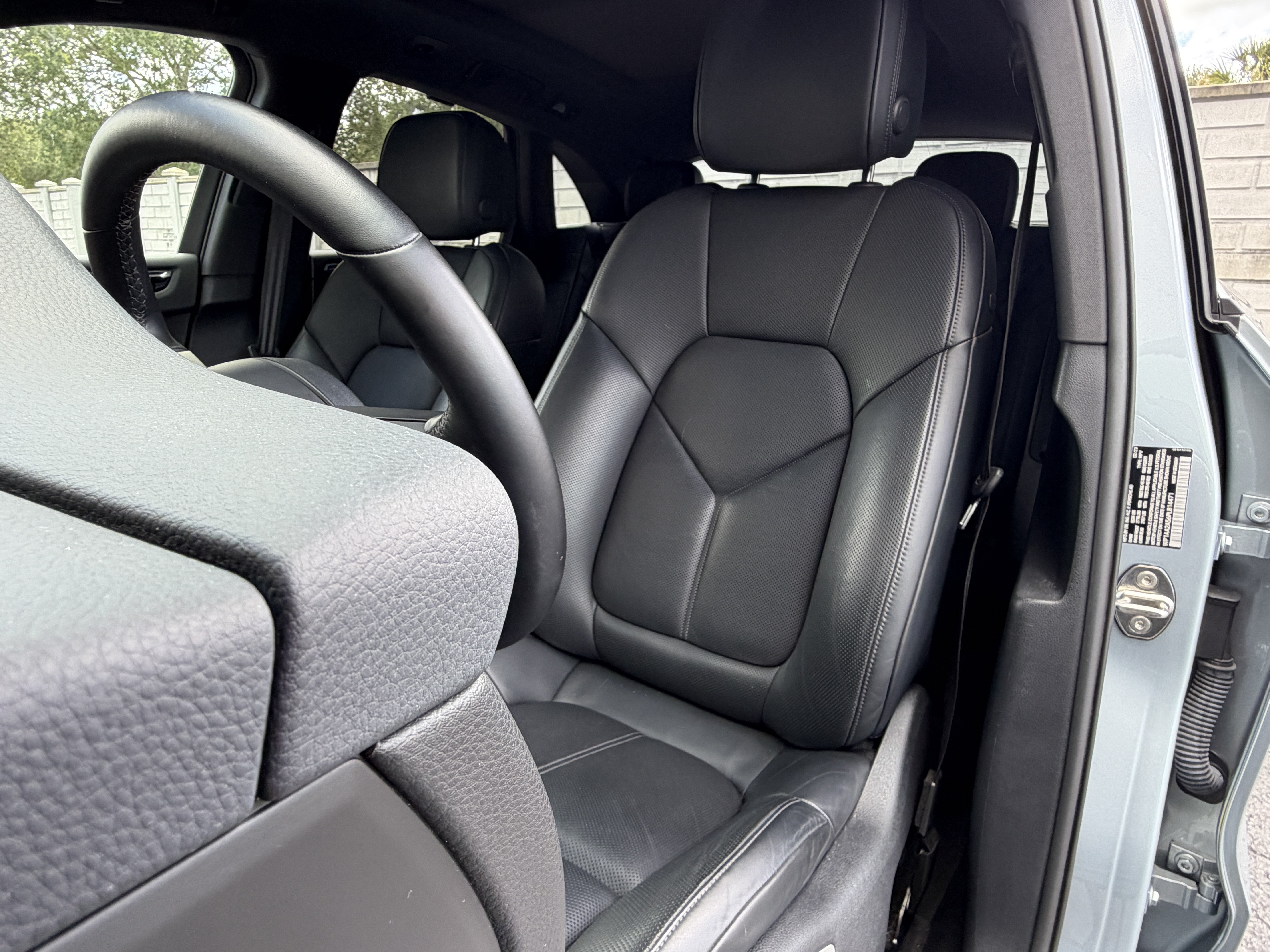 Certified 2023 Porsche Macan AWD/4WD image 5