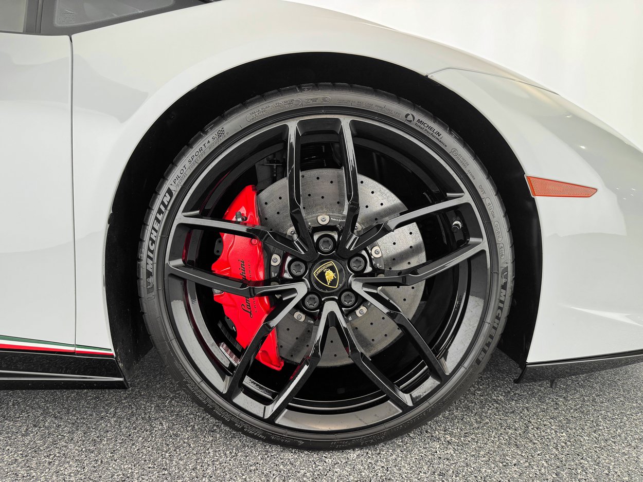 Used 2018 Lamborghini Huracan Performante AWD/4WD image 33
