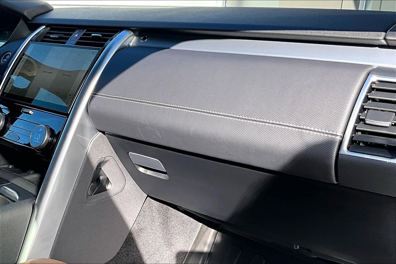 Used 2025 Land Rover Discovery Dynamic SE image 14