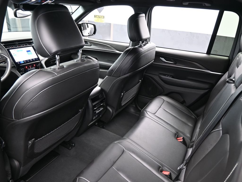 Used 2024 Jeep Grand Cherokee Limited w/ Black Appearance Package image 35