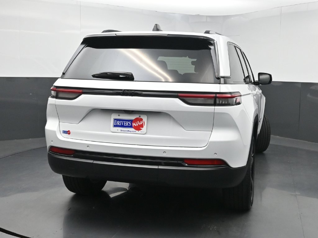 Used 2023 Jeep Grand Cherokee Altitude RWD image 42
