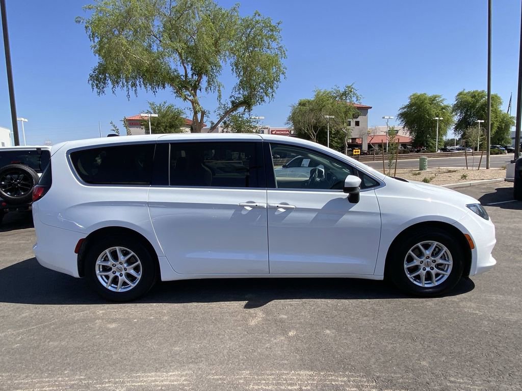 Used 2022 Chrysler Voyager LX FWD image 2