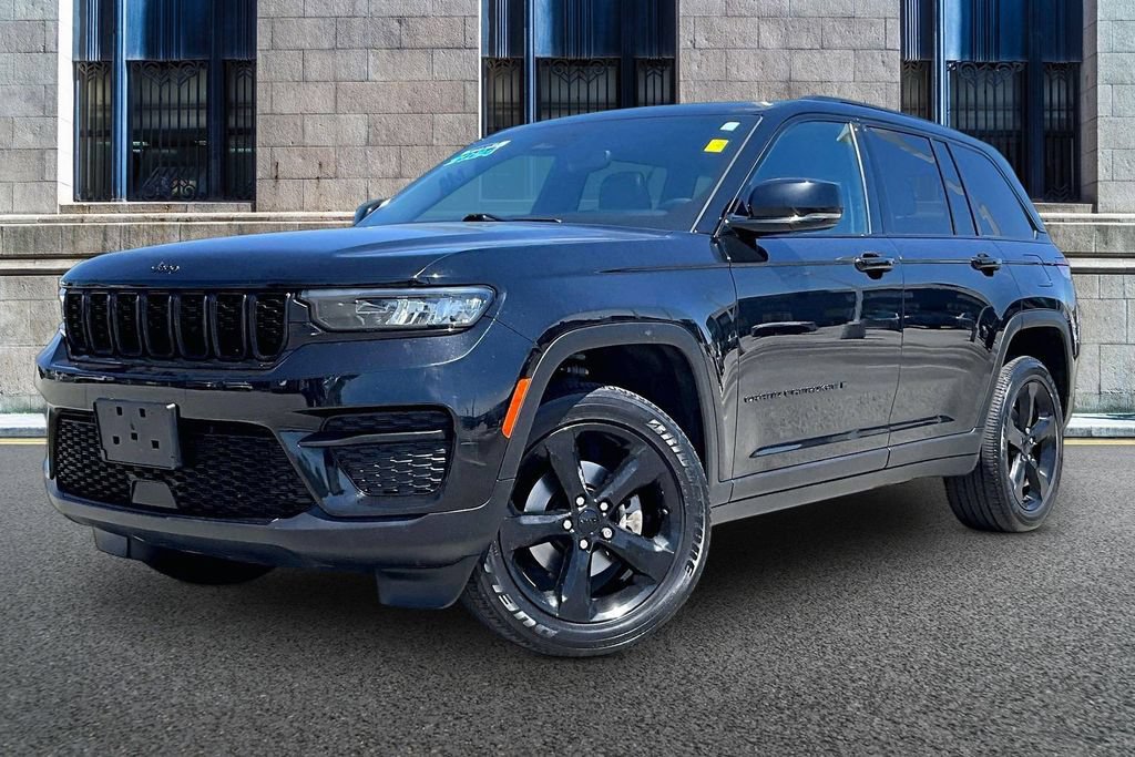 Used 2024 Jeep Grand Cherokee Altitude AWD/4WD image 2