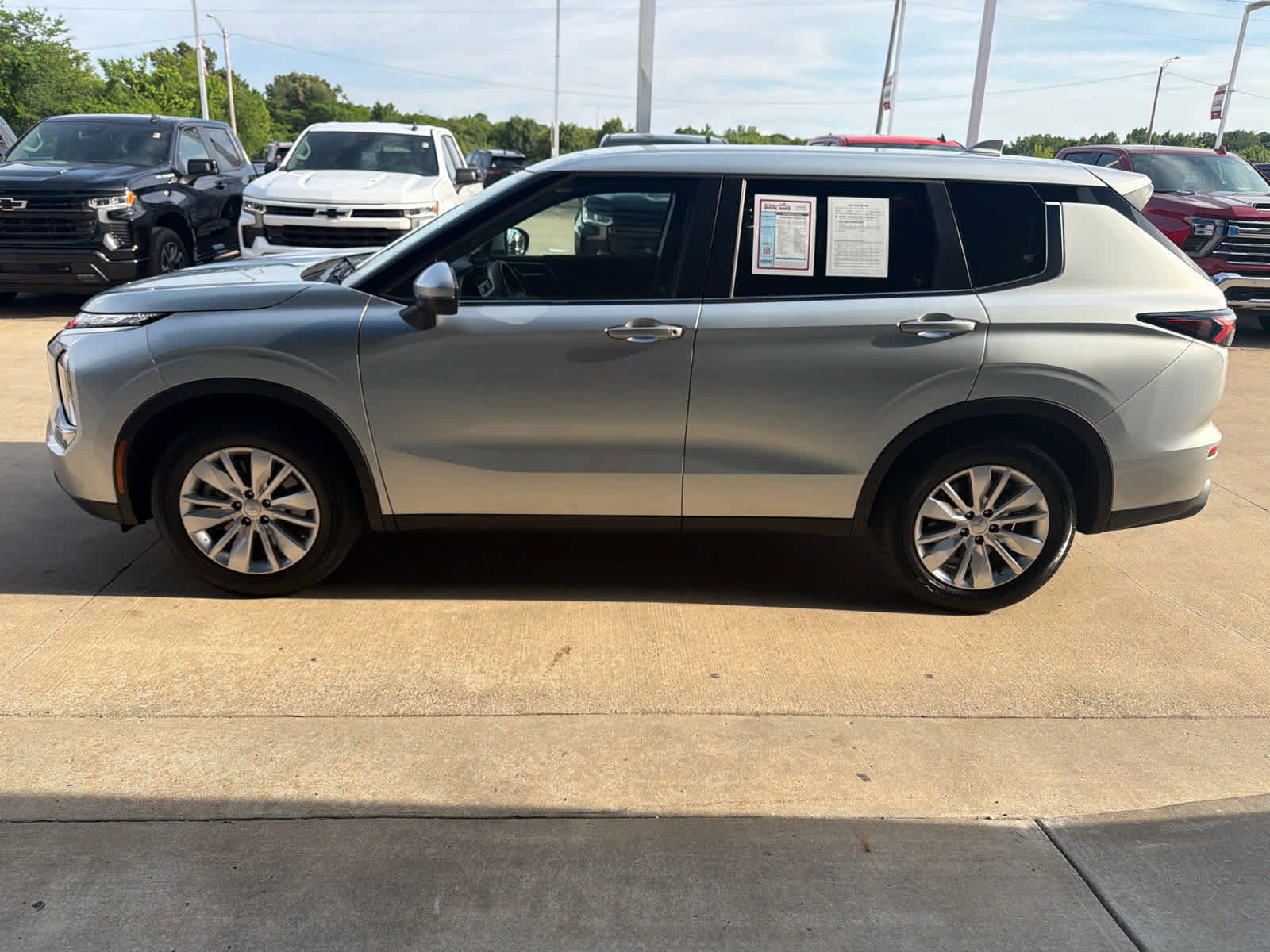 Used 2025 Mitsubishi Outlander ES FWD image 2