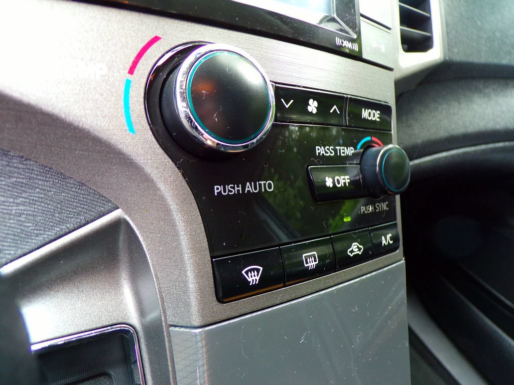 Used 2015 Toyota Venza LE AWD/4WD image 20