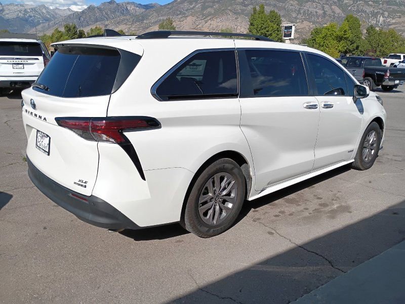 Used 2021 Toyota Sienna XLE image 5