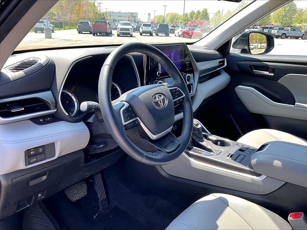 Used 2023 Toyota Highlander XLE AWD/4WD image 8