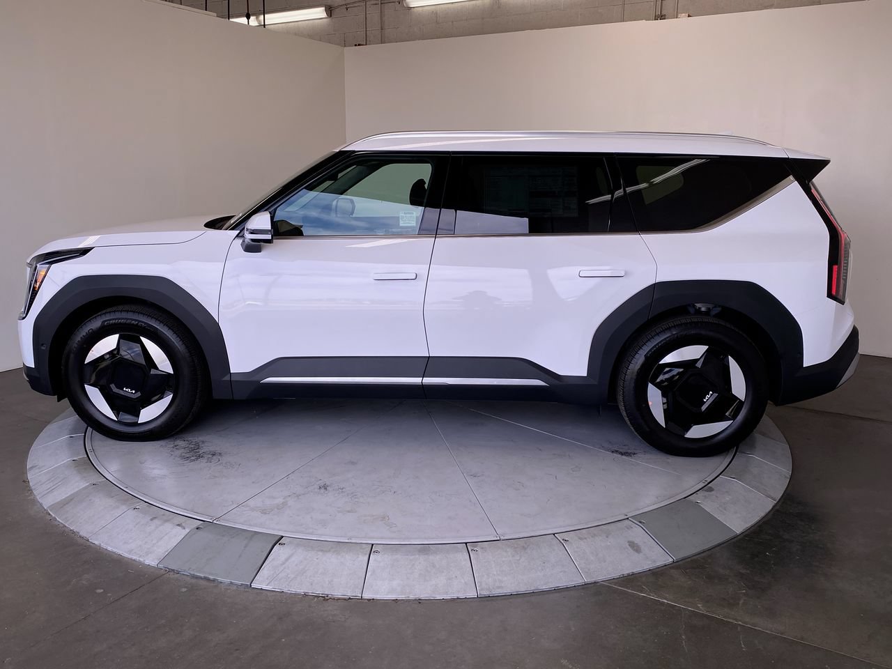 New 2026 Kia EV9 Wind AWD/4WD image 2