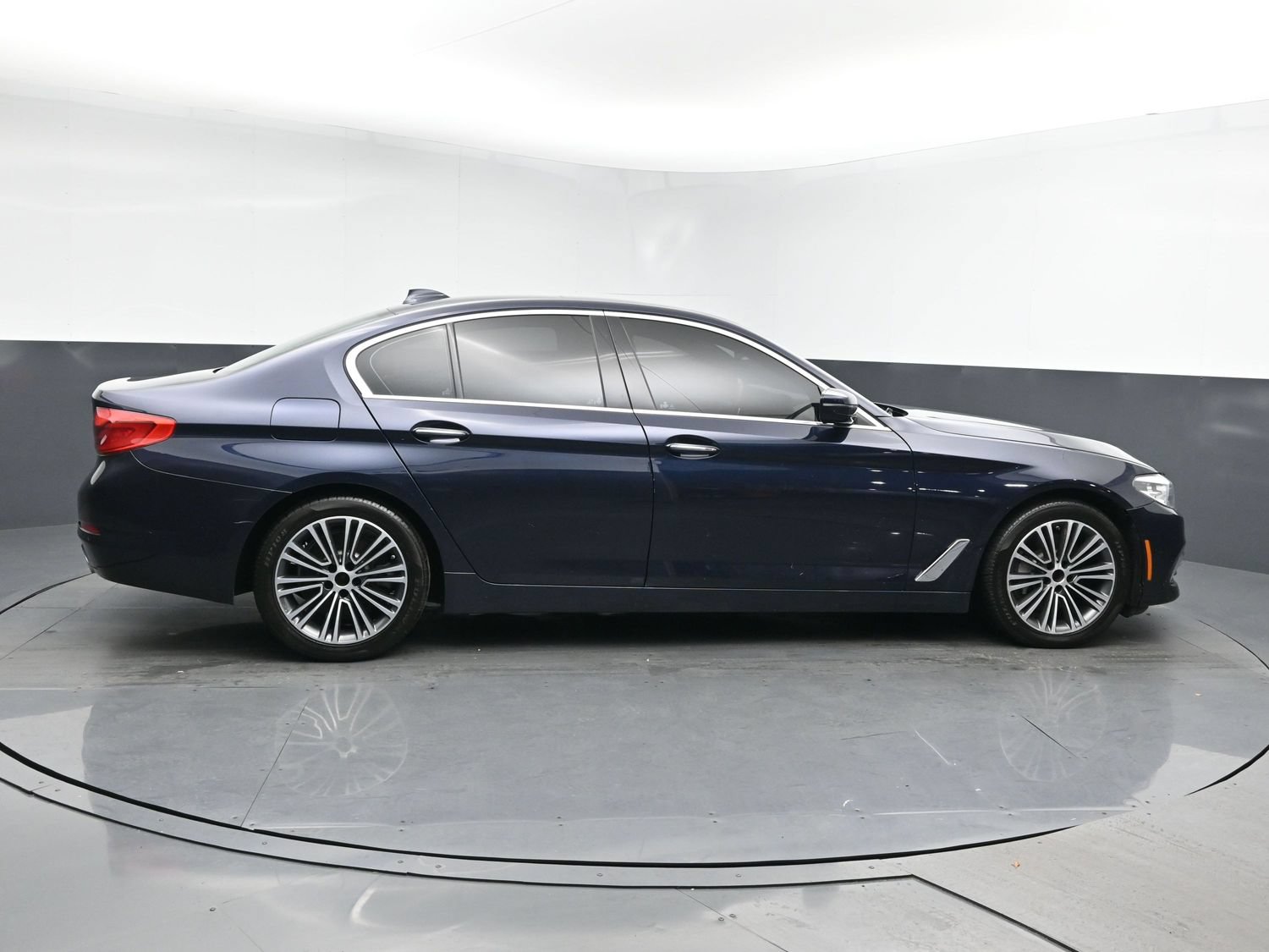 Used 2018 BMW 530i xDrive AWD/4WD image 3