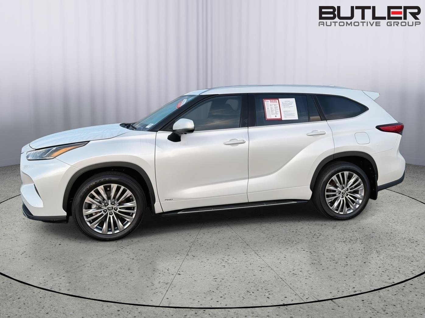 Certified 2024 Toyota Highlander Platinum AWD/4WD image 3