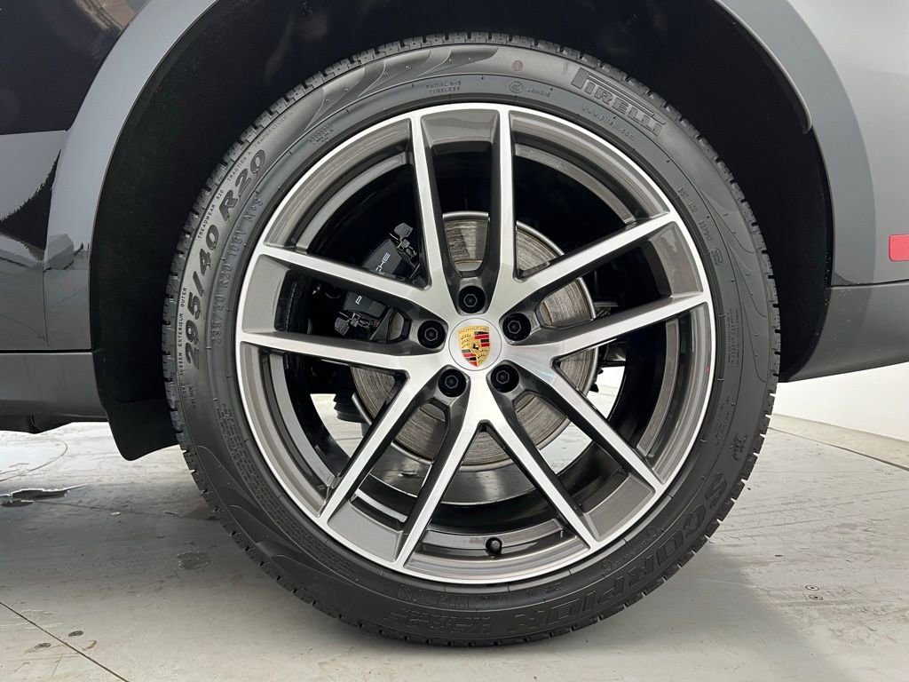 Certified 2025 Porsche Macan AWD/4WD image 27