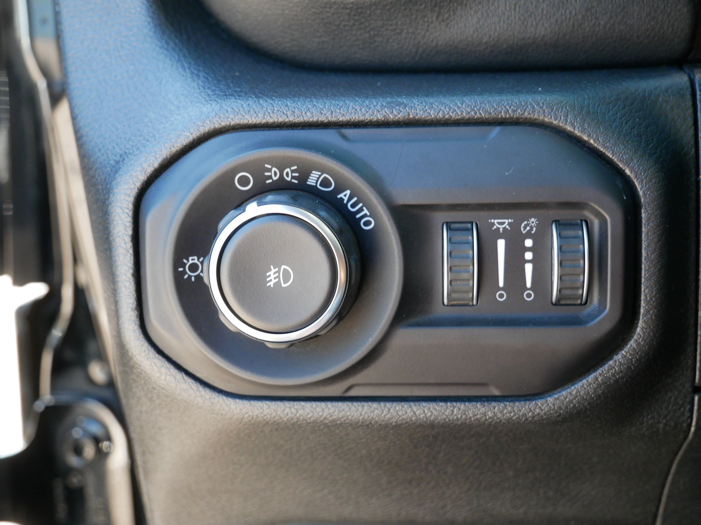 Used 2018 Jeep Wrangler Unlimited Sahara AWD/4WD image 21