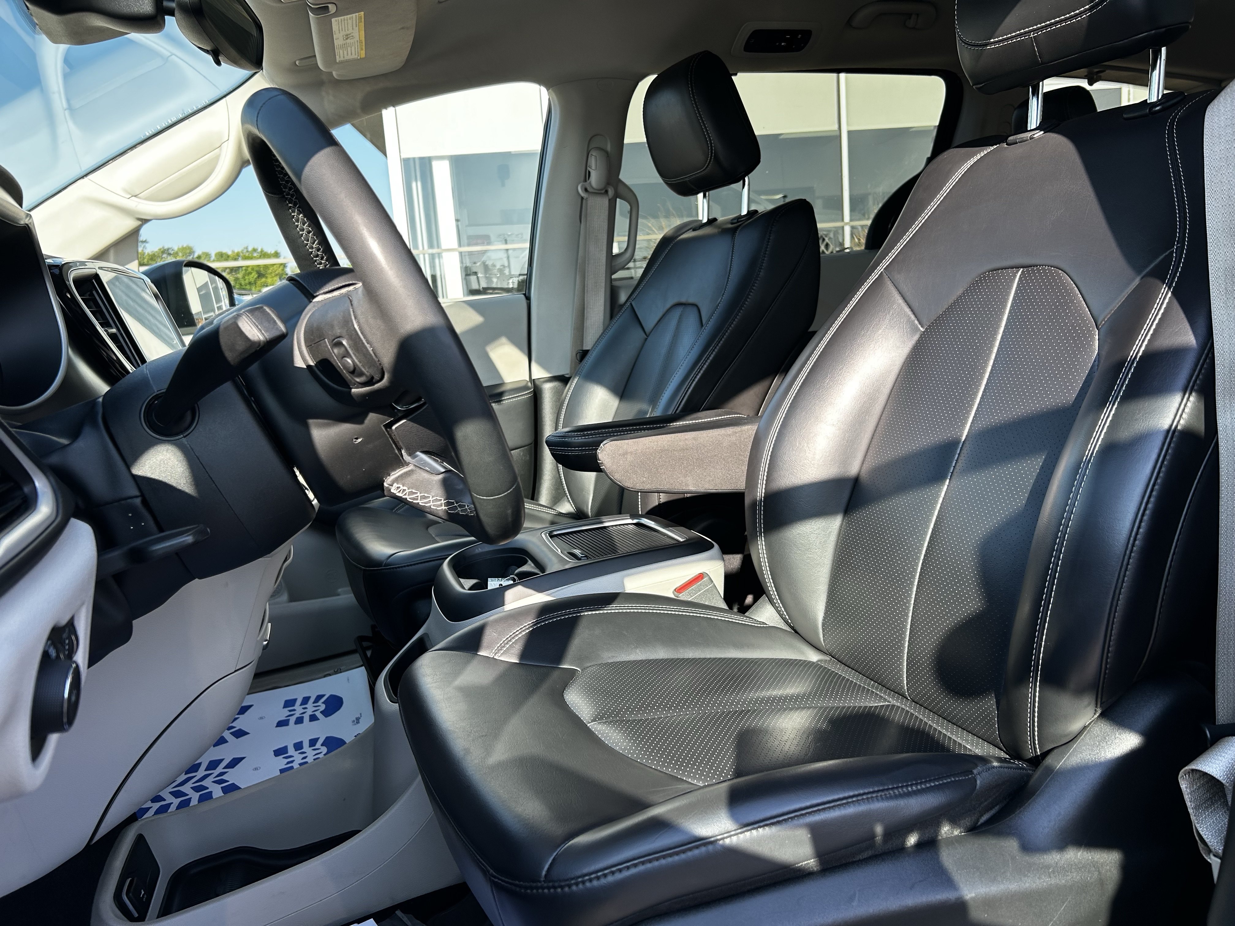 Used 2023 Chrysler Pacifica Touring-L FWD image 12