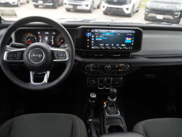 Used 2025 Jeep Wrangler Unlimited Sahara AWD/4WD image 14