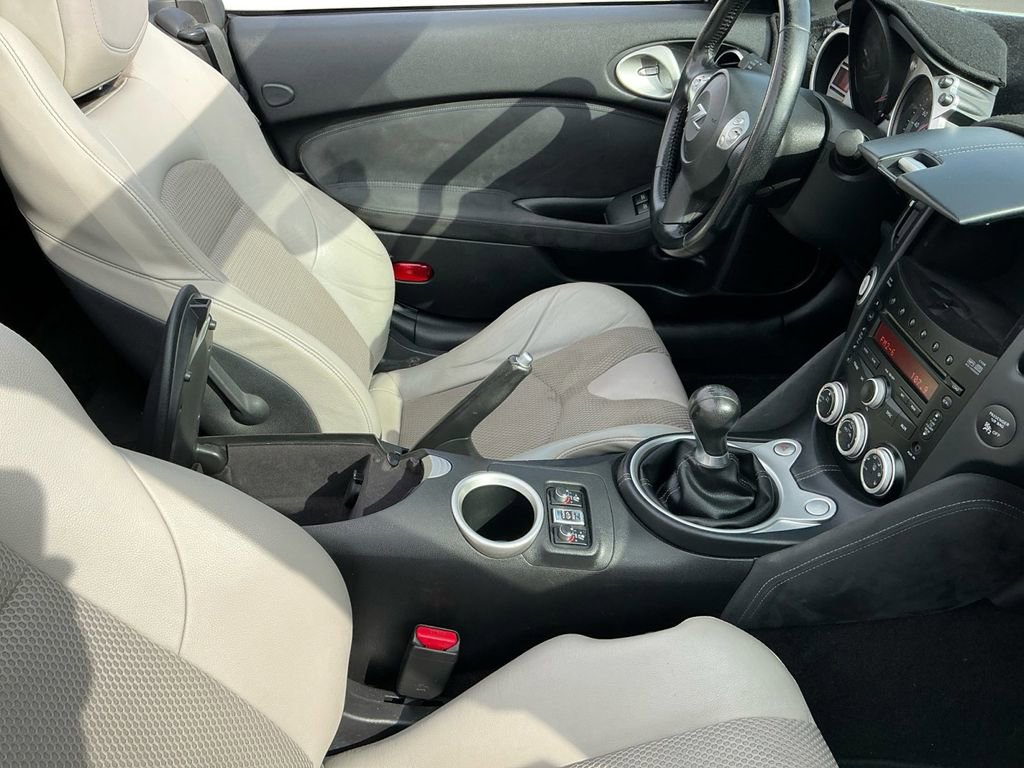 Used 2010 Nissan 370Z Touring image 23