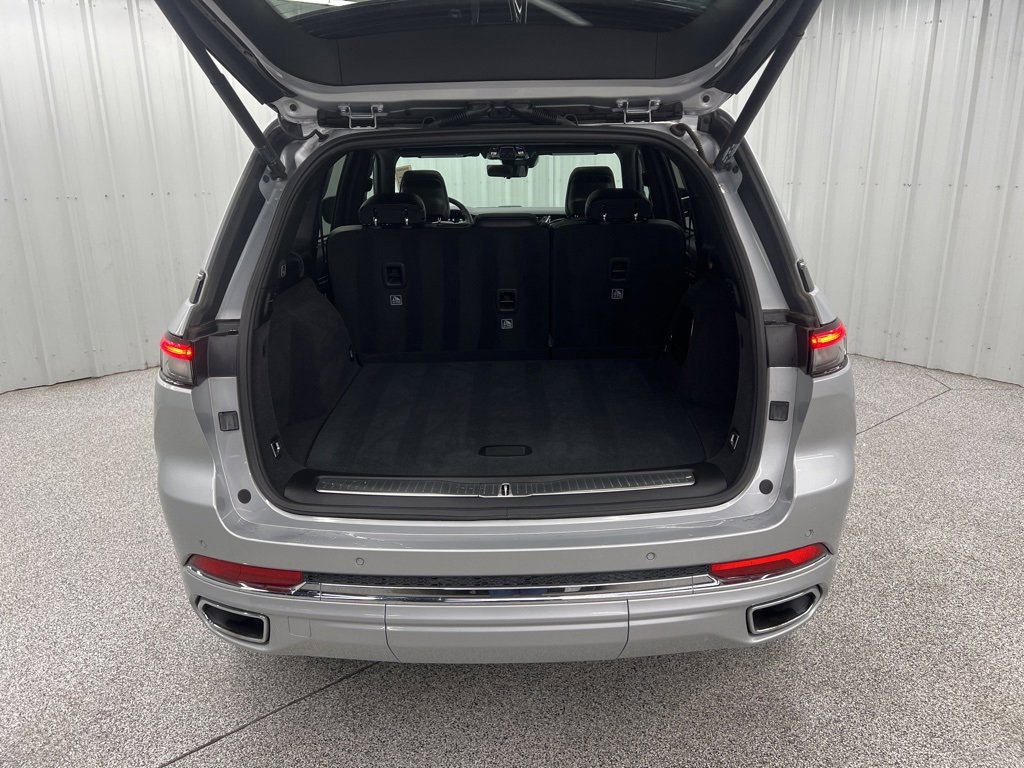 Used 2023 Jeep Grand Cherokee Overland w/ Advanced Protech Group III image 9