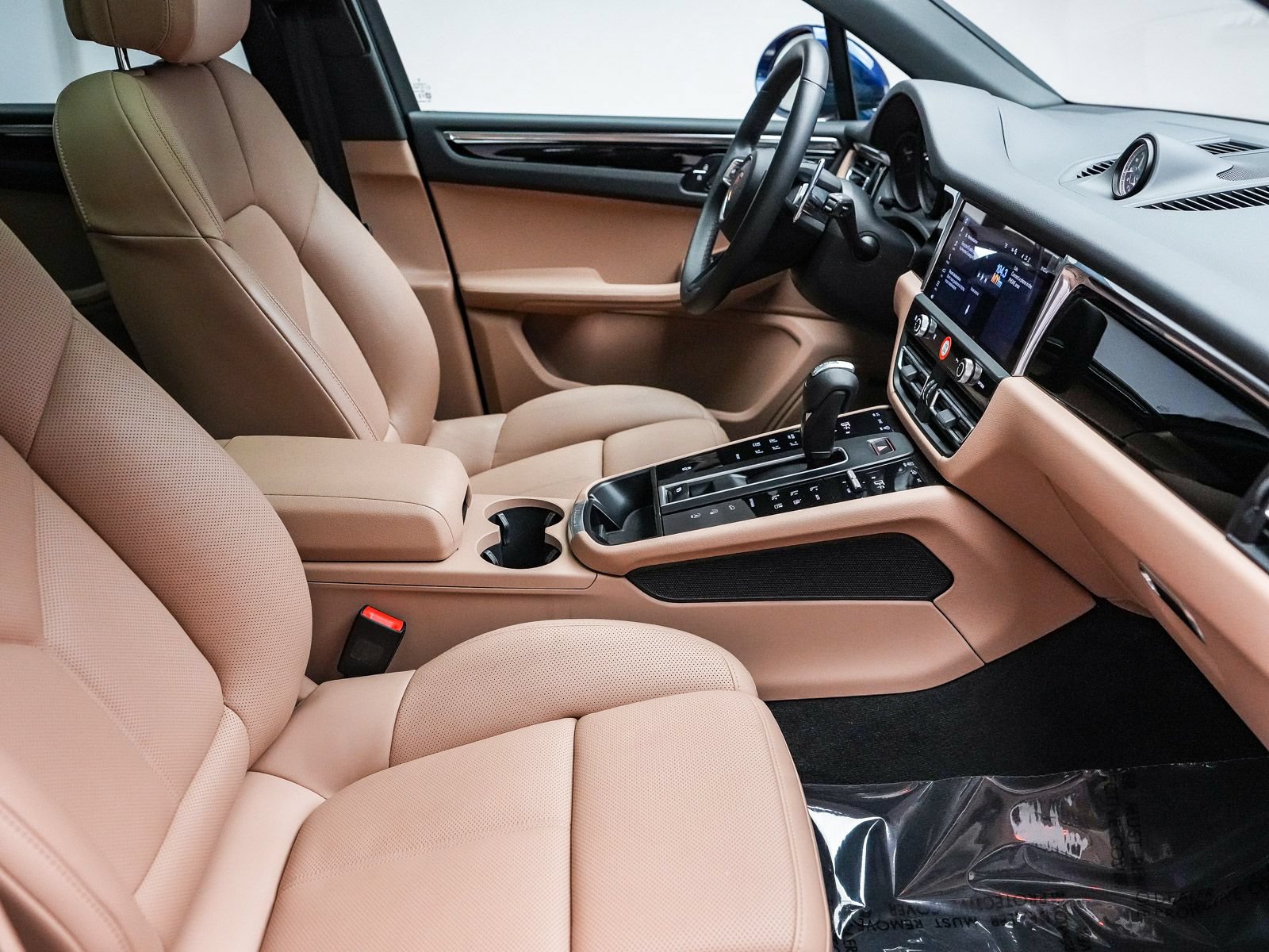 Certified 2026 Porsche Macan AWD/4WD image 18