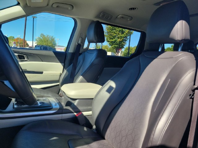 Used 2024 Kia Carnival LX FWD image 12