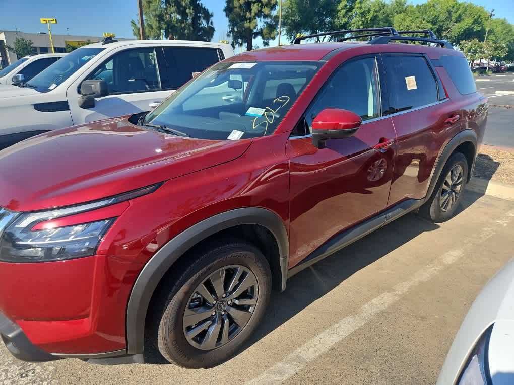 Used 2024 Nissan Pathfinder SV FWD image 5