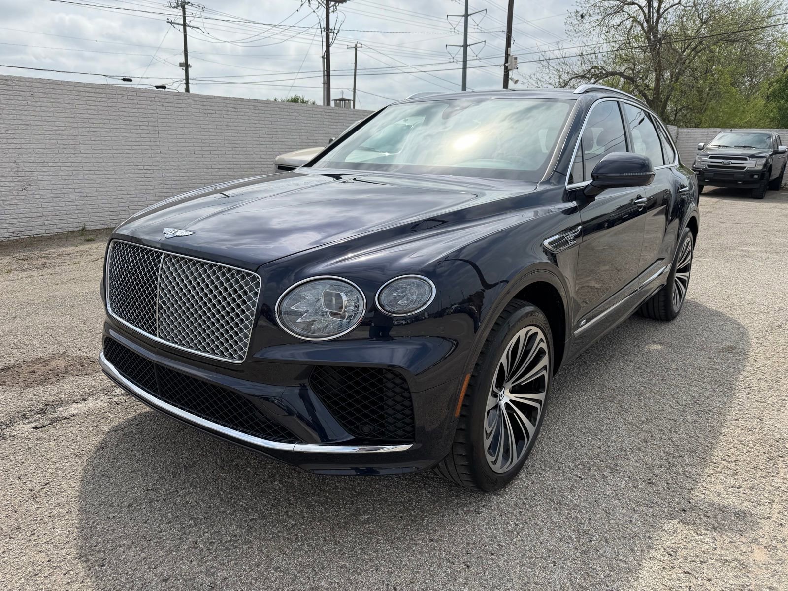 Used 2021 Bentley Bentayga image 1