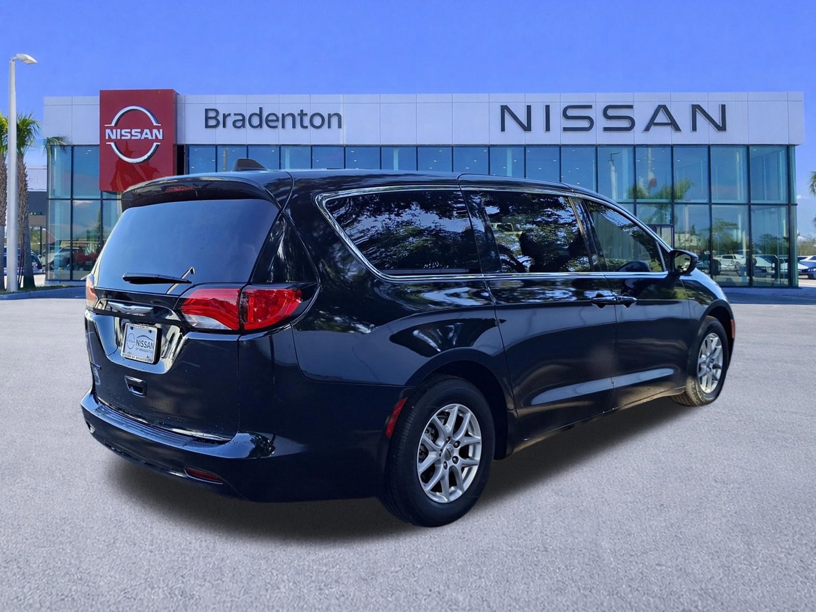 Used 2024 Chrysler Voyager LX image 5