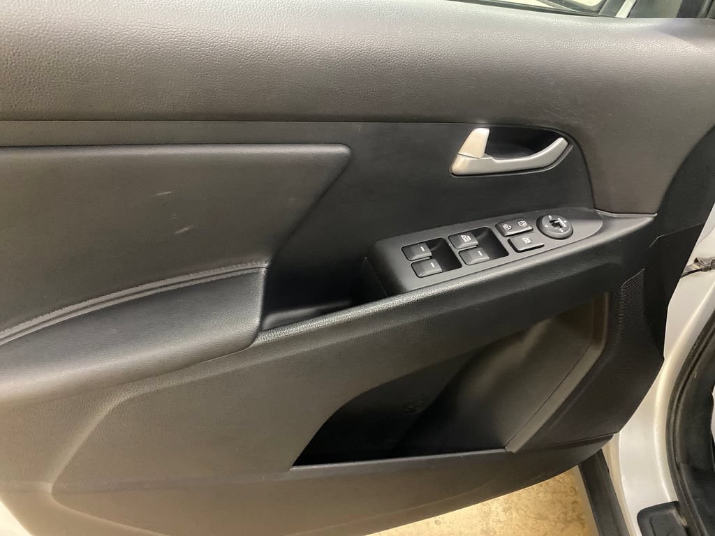 Used 2016 Kia Sportage LX AWD/4WD image 9