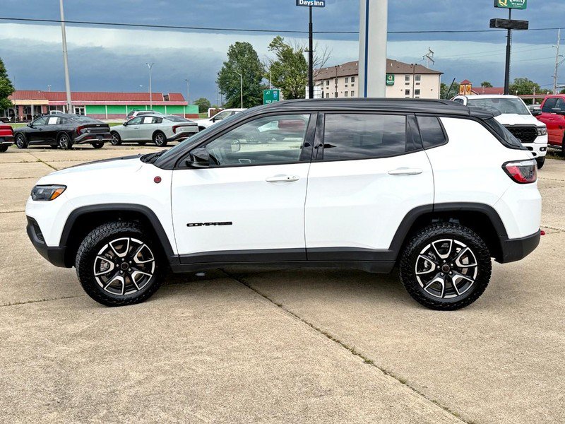 Used 2025 Jeep Compass Trailhawk AWD/4WD image 7