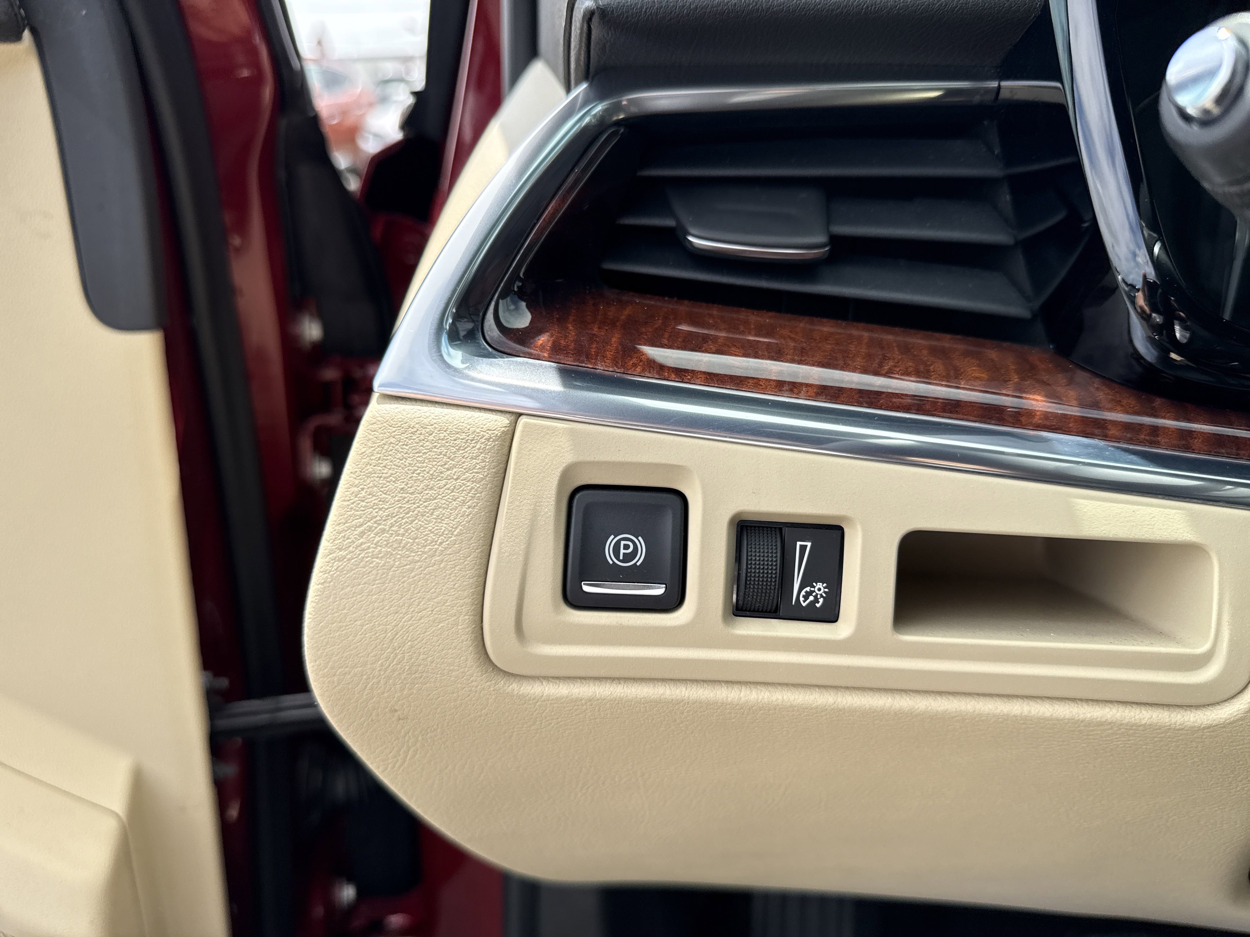 Used 2018 Cadillac XT5 Luxury w/ Driver Awareness Package image 14