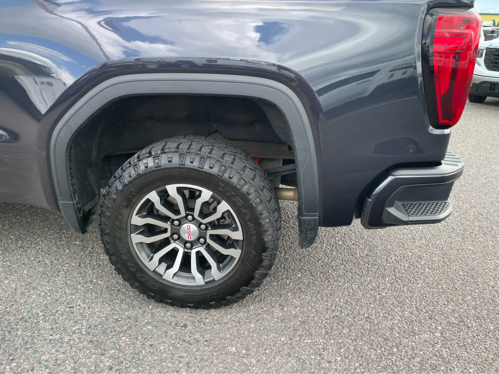 Used 2023 GMC Sierra 1500 AT4 w/ AT4 Premium Package AWD/4WD image 8