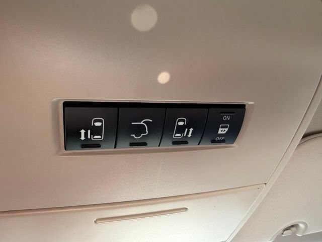 Used 2013 Chrysler Town & Country Touring FWD image 11