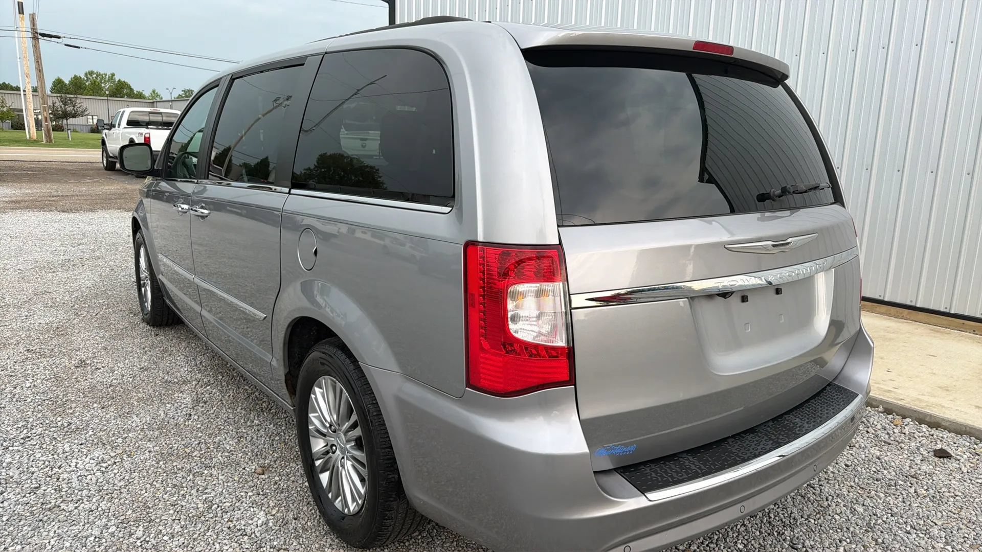 Used 2013 Chrysler Town & Country Touring-L w/ Driver Convenience Group FWD image 3