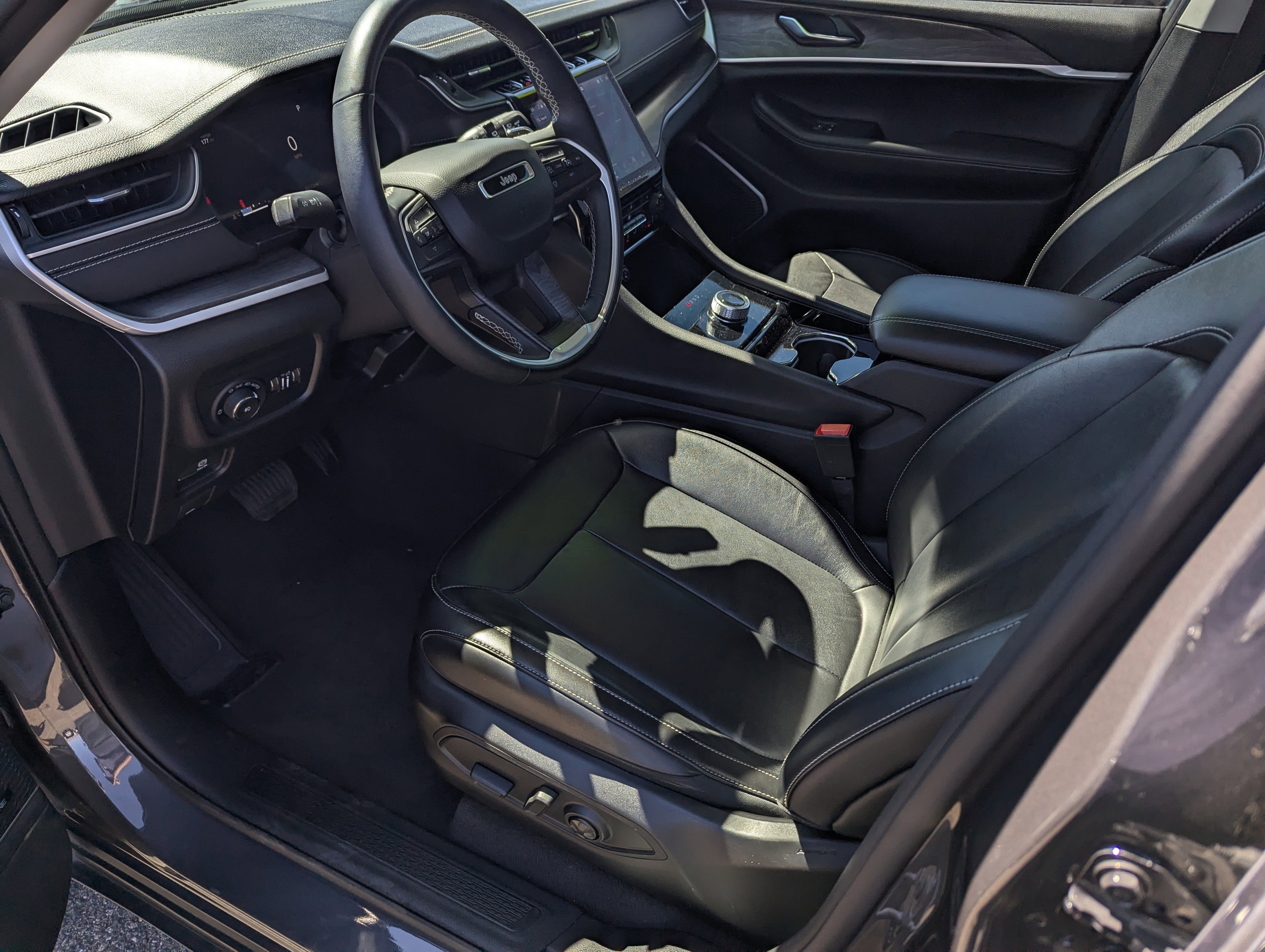 Certified 2022 Jeep Grand Cherokee Limited w/ Trailer Tow Prep Group (B) image 9