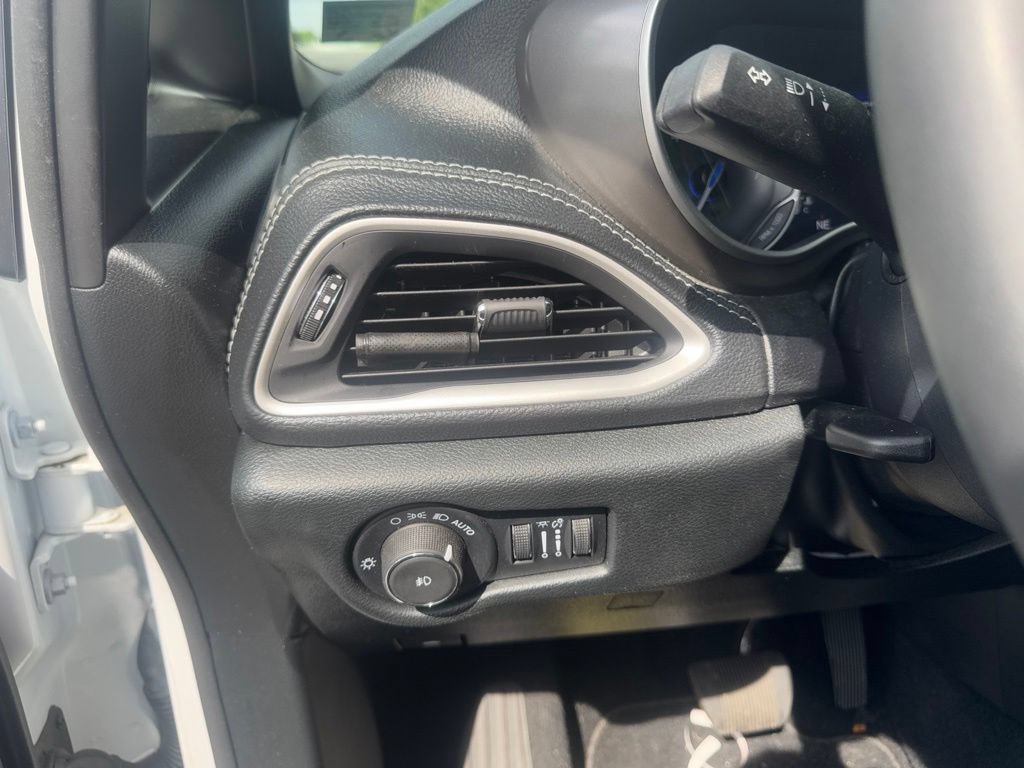Used 2025 Chrysler Pacifica Select AWD/4WD image 16