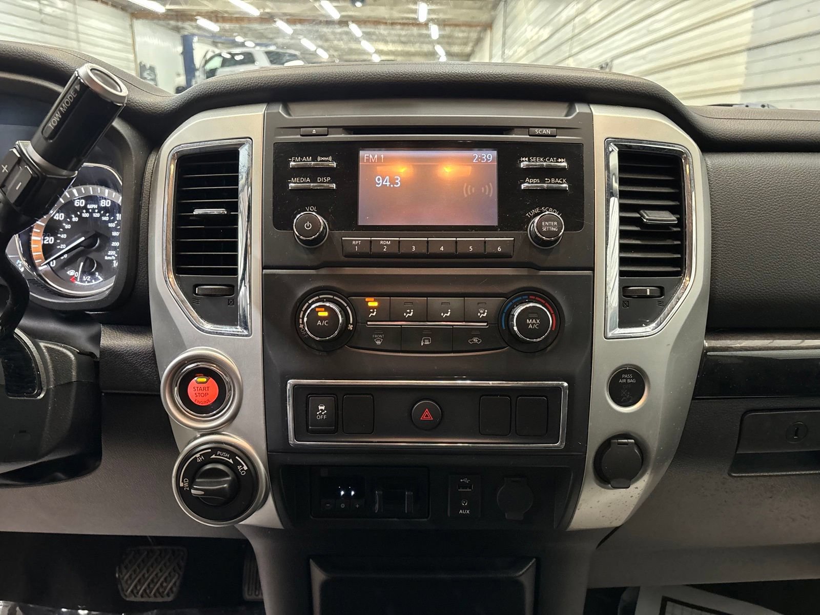 Used 2017 Nissan Titan SV AWD/4WD image 20
