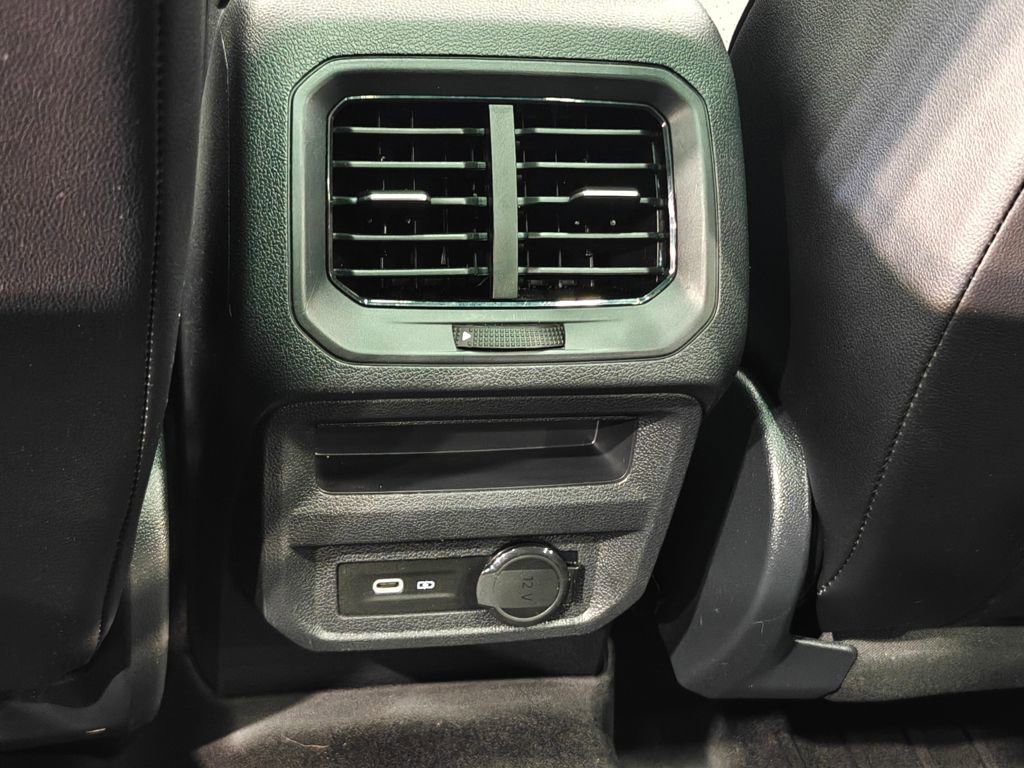 Used 2024 Volkswagen Tiguan SE R-Line image 33