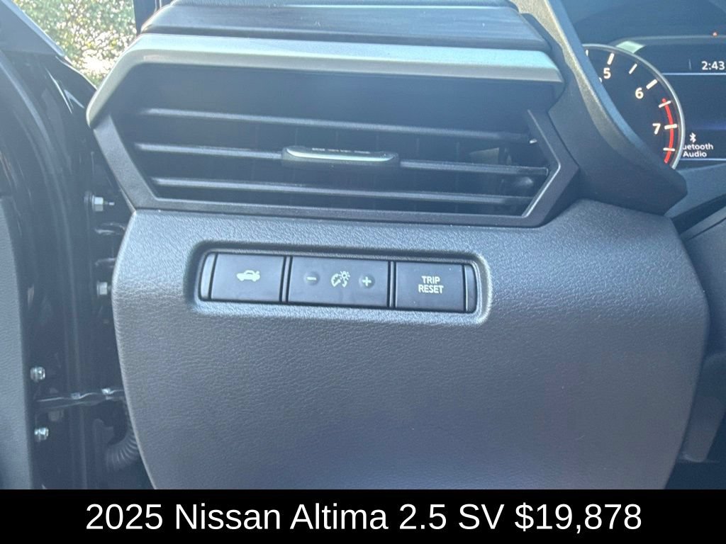 Used 2025 Nissan Altima 2.5 SV FWD image 33