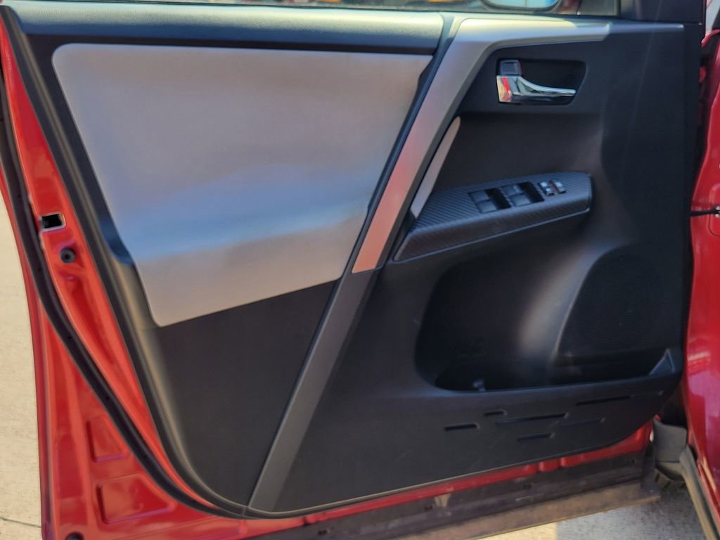 Used 2015 Toyota RAV4 XLE image 19