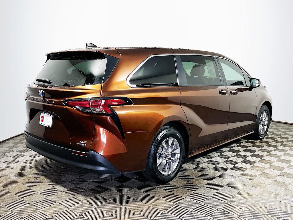 Certified 2022 Toyota Sienna XLE image 8