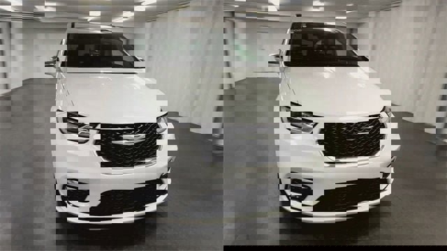 Used 2022 Chrysler Pacifica Limited image 3