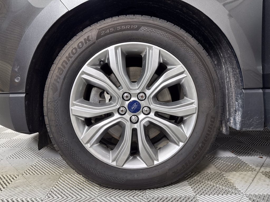 Used 2019 Ford Edge Titanium w/ Equipment Group 301A AWD/4WD image 23